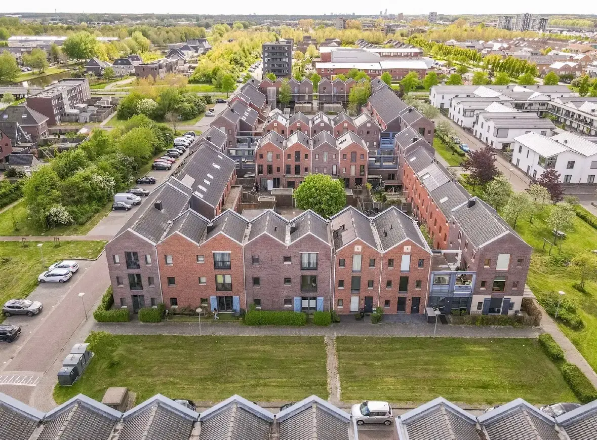 Luchtfoto van het wooncomplex aan de Dick Bosstraat in Almere
